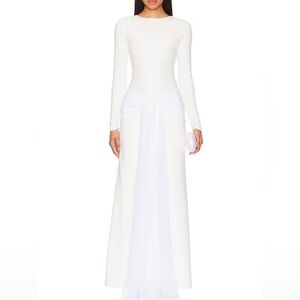 Gala Dress in Chantilly
Port de Bras
